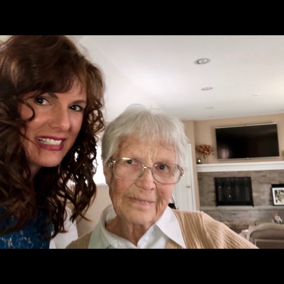 Meet your Posher, Carmella - Picture 3 of 3